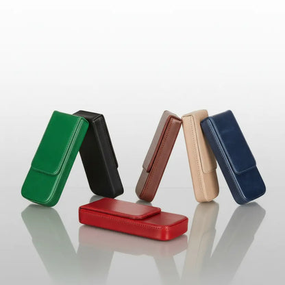 Étui en cuir du cartographe présenté dans plusieurs coloris disponibles.