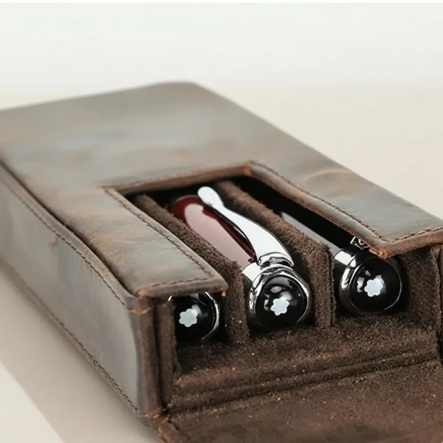 Étui en cuir du cartographe avec compartiments de rangement pour stylos.