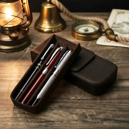 Étui en cuir du cartographe ouvert contenant des stylos, ambiance bureau d’explorateur.