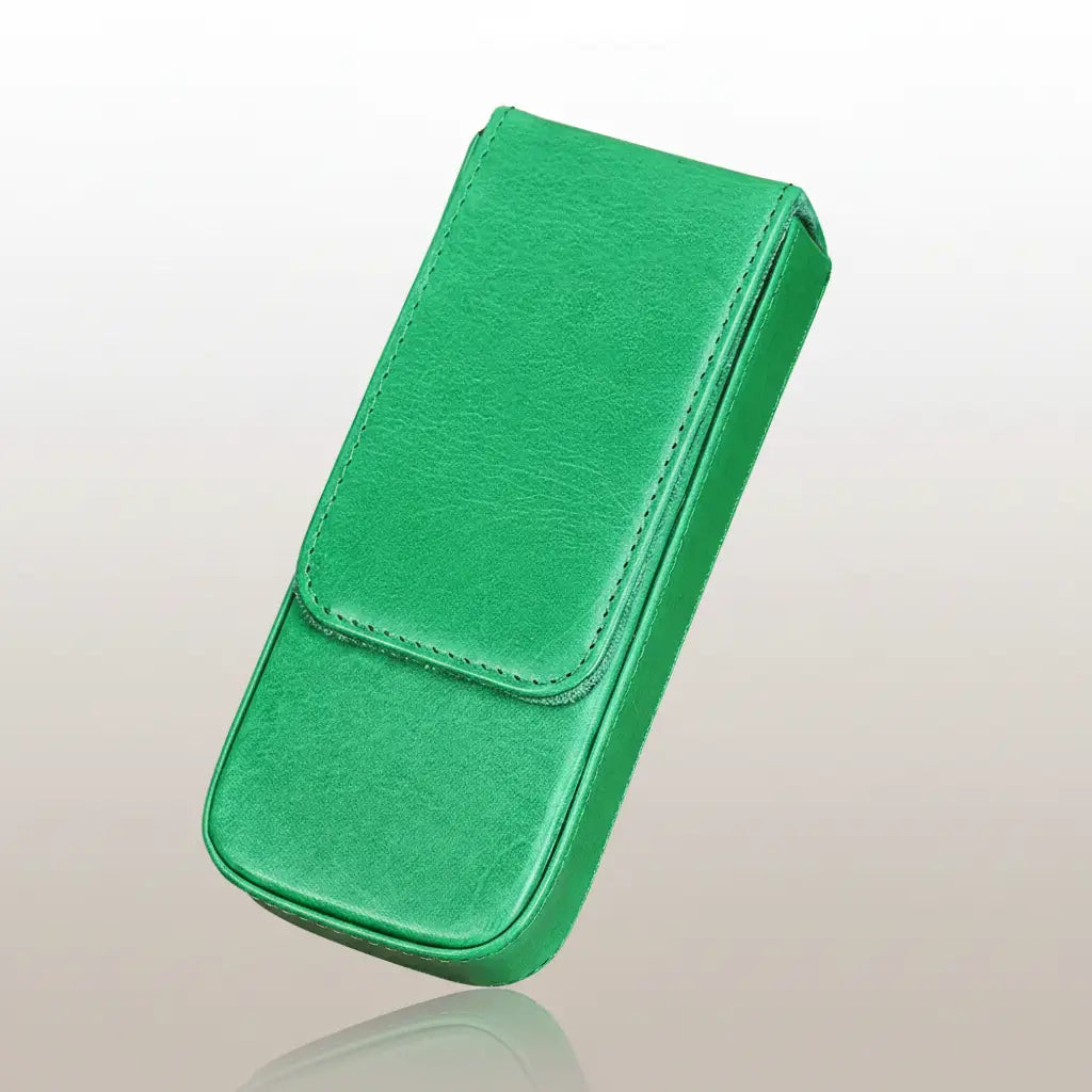 Étui en cuir du cartographe coloris vert, accessoire d’écriture élégant.
