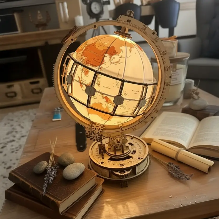 Globe lumineux des routes anciennes posé sur un bureau d’explorateur avec livres et cartes.