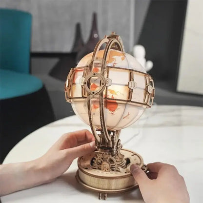 Globe lumineux des routes anciennes manipulé à la main pour ajuster l’orientation.