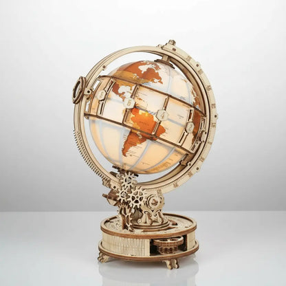 Globe lumineux des routes anciennes présenté sur fond clair avec support détaillé.
