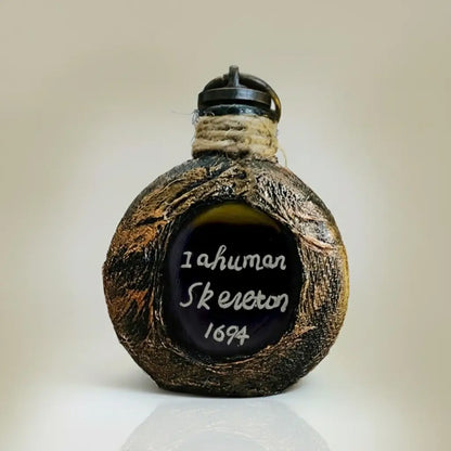 Gourde avec inscription « 1ahuman Skeveron 1694 », sur fond clair.