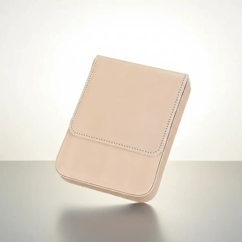 Grand étui du navigateur en cuir beige, inspiration vintage et maritime.
