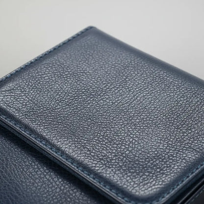 Détail de la texture du cuir bleu du grand étui du navigateur.