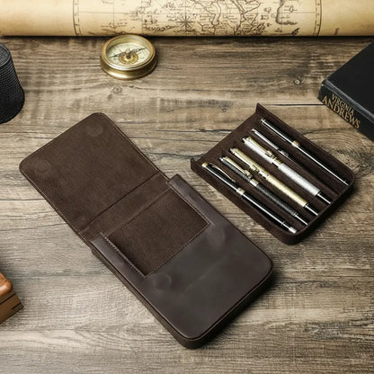 Grand étui du navigateur en cuir ouvert avec compartiments pour stylos.