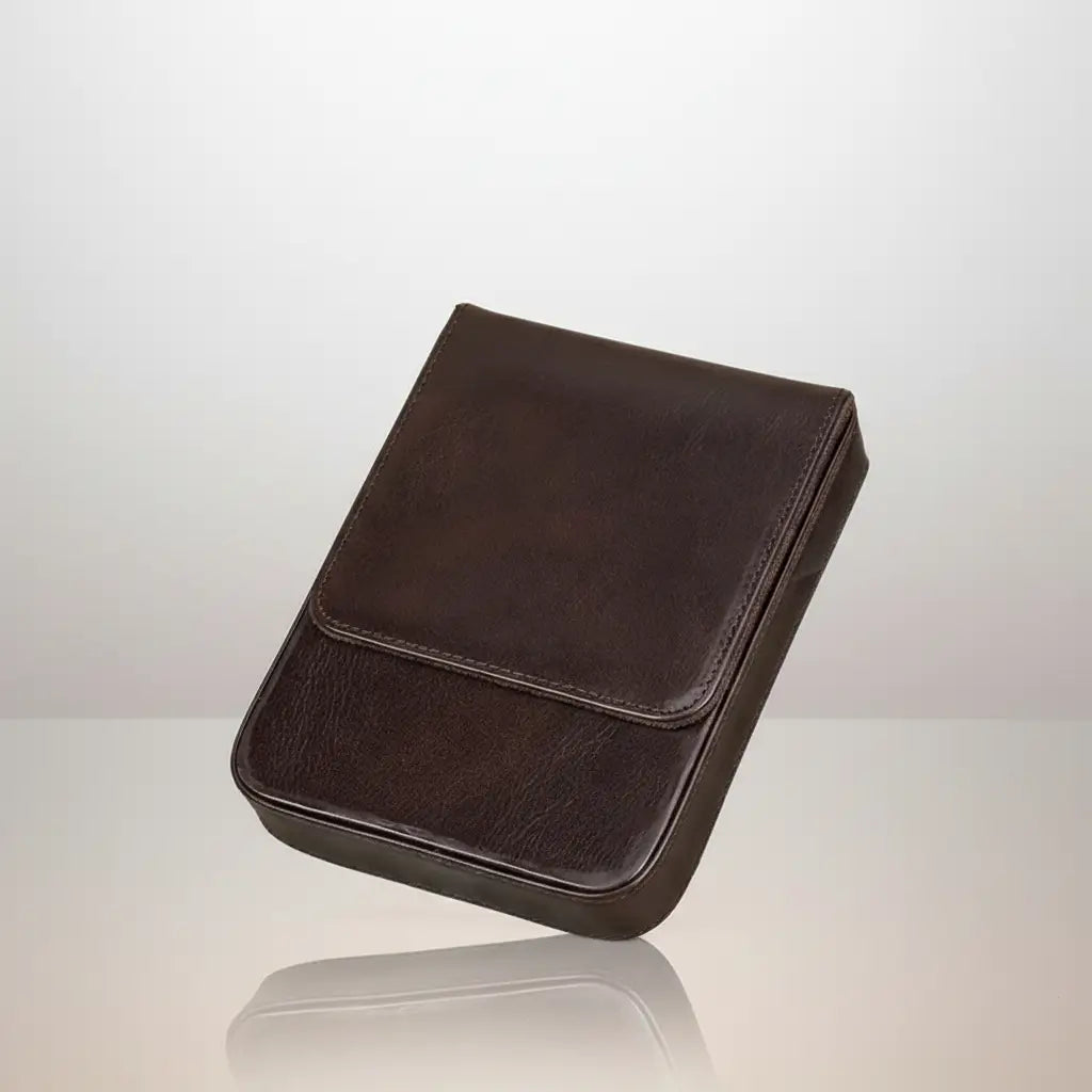Grand étui du navigateur en cuir marron, vue produit sur fond clair.