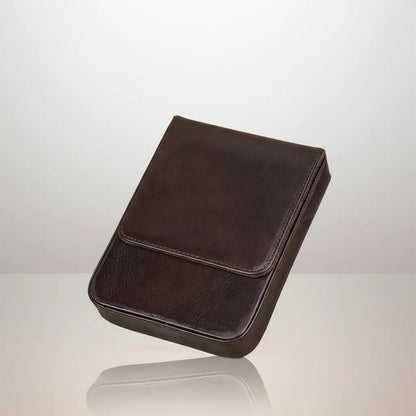Grand étui du navigateur en cuir marron, vue produit sur fond clair.
