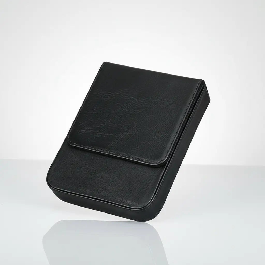 Grand étui du navigateur en cuir noir, rangement sobre et raffiné.