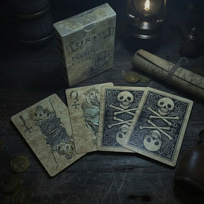 Boîte du jeu Pirate Maudit posée sur une carte au trésor, ambiance ancienne éclairée à la lanterne.