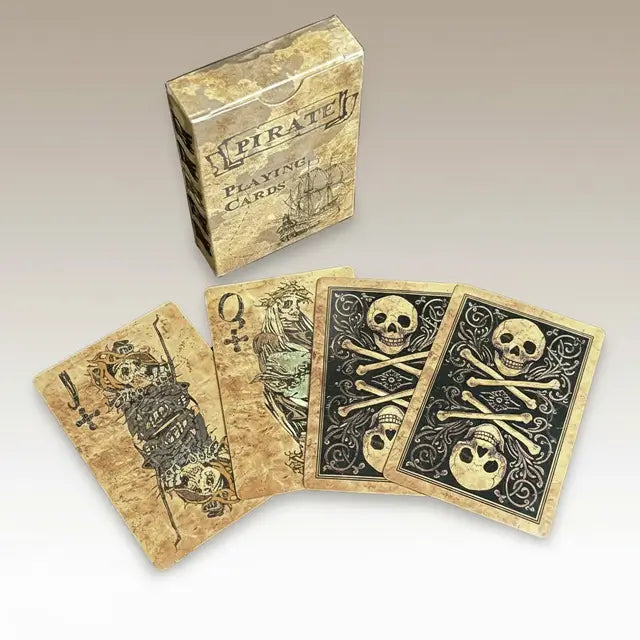 Jeu de cartes Pirate Maudit étalé sur fond blanc, cartes décorées de symboles pirates anciens.
