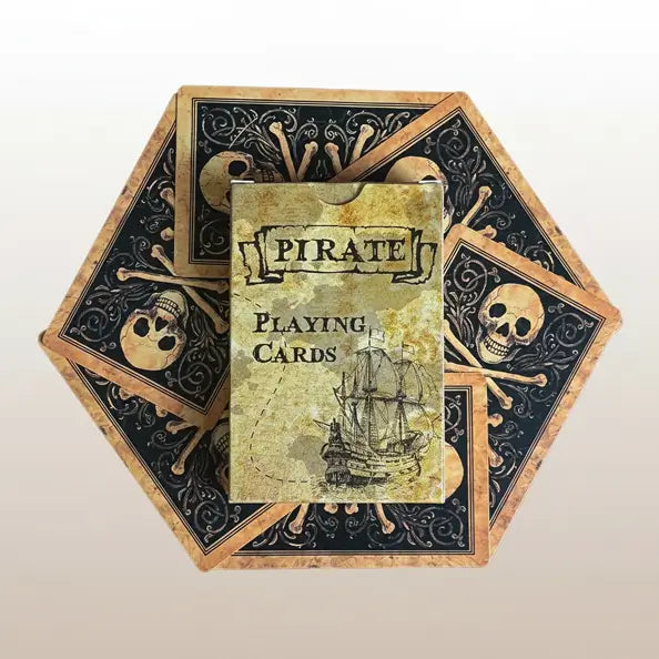 Présentation artistique du jeu de cartes Pirate Maudit en forme d’hexagone, fond blanc.