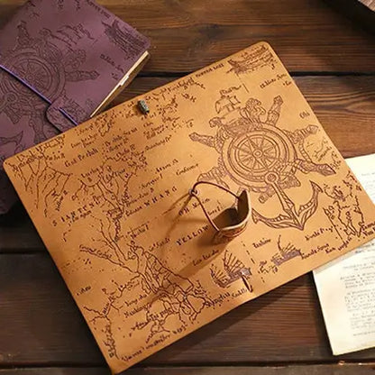 Journal pirate vintage en cuir ouvert sur une carte au trésor, ambiance bois et lumière chaude.