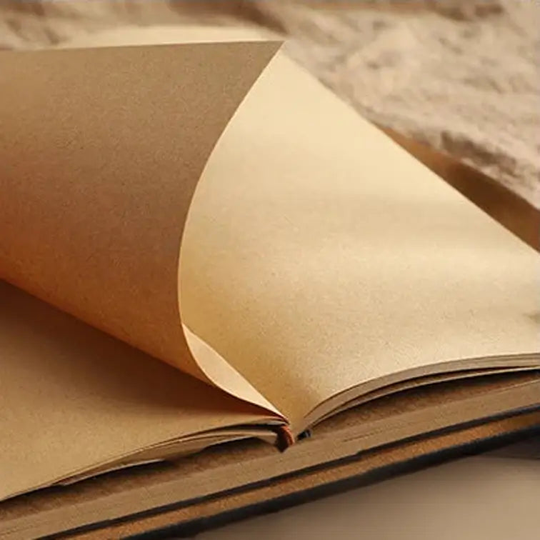 Pages intérieures d’un journal pirate en cuir, papier épais de couleur kraft au grain naturel.