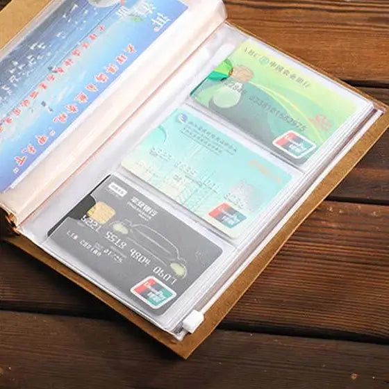 Compartiment intérieur d’un journal pirate en cuir avec emplacements pour cartes et documents.