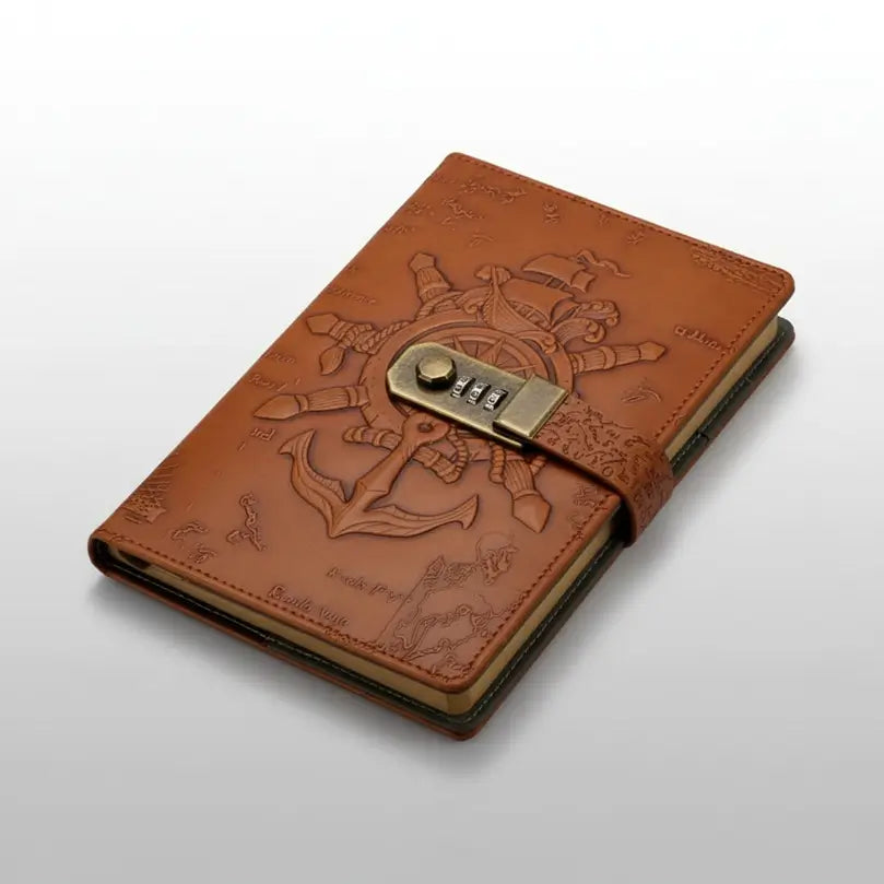 Carnet pirate vintage en cuir marron avec cadenas à code, motif marin gravé sur la couverture.
