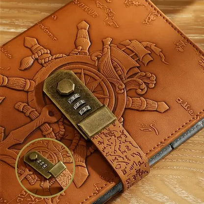 Gros plan sur le cadenas à code en métal d’un journal pirate en cuir, texture et gravures détaillées.