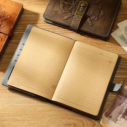 Journal pirate en cuir ouvert, pages intérieures visibles avec papier kraft ligné et cadenas à code.