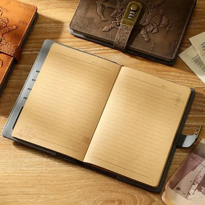 Journal pirate en cuir ouvert, pages intérieures visibles avec papier kraft ligné et cadenas à code.