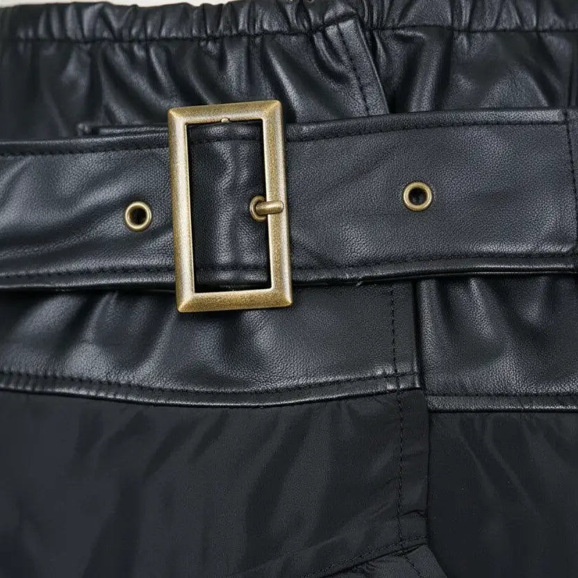 Détail de la ceinture à boucle de la jupe longue des vents marins.