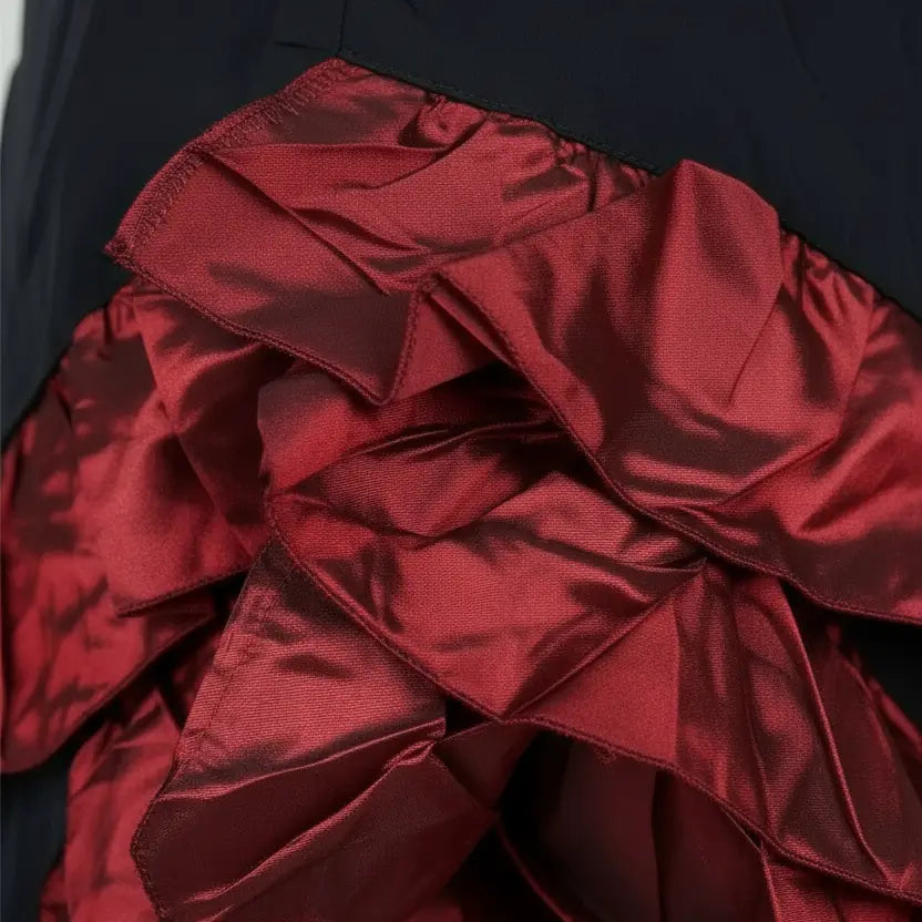 Détail des volants rouges de la jupe longue des vents marins.