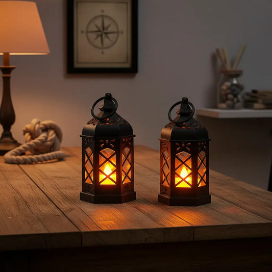 Deux lanternes rétro allumées posées sur une table dans une ambiance de salon.