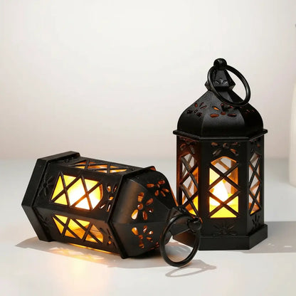 Lanternes rétro noires allumées diffusant une lumière chaude sur fond blanc.