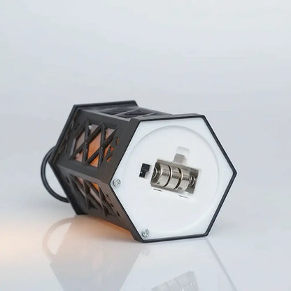 Vue inférieure de la lanterne rétro montrant la base et le compartiment lumineux.