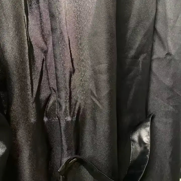 Détail de la texture du tissu du manteau du Capitaine des Abysses, aspect patiné et robuste.