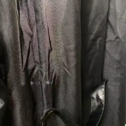 Détail de la texture du tissu du manteau du Capitaine des Abysses, aspect patiné et robuste.