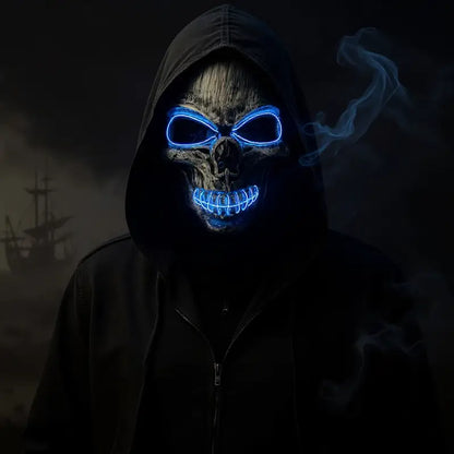 Masque crâne LED bleu avec effet de lumière glaciale et regard lumineux porté de nuit.