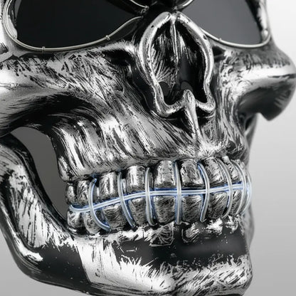 Gros plan sur les détails métalliques et les reflets chromés du masque maudit LED, design ténébreux et réaliste.