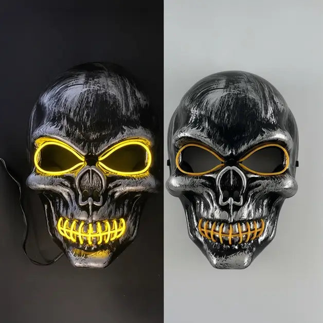 Masque crâne LED jaune avec luminosité jaune et texture métallique détaillée.