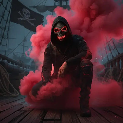 Personnage masqué accroupi sur un navire pirate, portant le masque LED rouge avec fumigène rouge ambiance ténèbres cyberpunk.