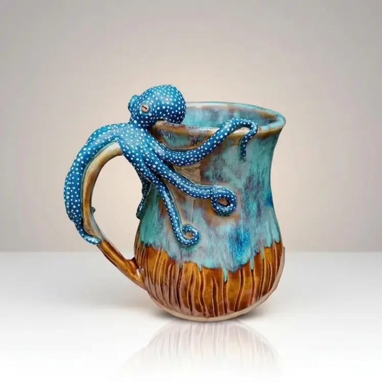 Mug Kraken des Mers en céramique bleue, fond blanc épuré.