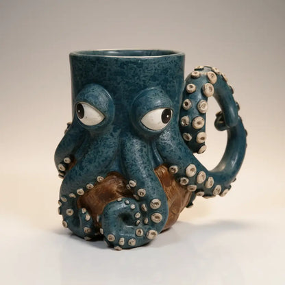 Mug Kraken des Profondeur en céramique bleue, fond blanc épuré.