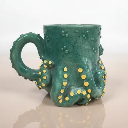 Vue arrière du mug Kraken Émeraude montrant les tentacules sculptées en relief.