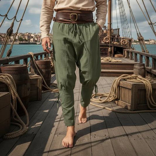 Pantalon du corsaire des mers vert porté en situation lifestyle sur bateau pirate.