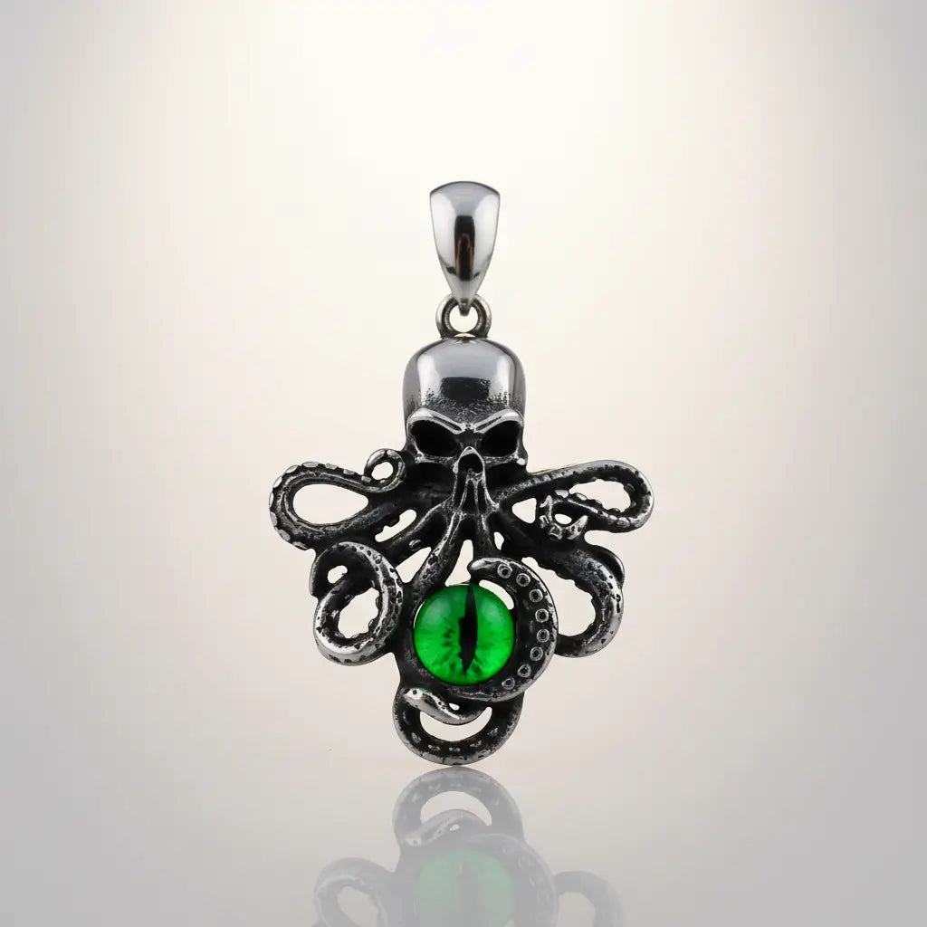 Pendentif Pieuvre à l’Œil Mystique vert sur fond blanc, bijou marin argenté au design détaillé.
