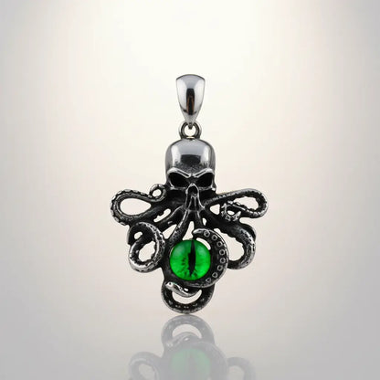 Pendentif Pieuvre à l’Œil Mystique vert sur fond blanc, bijou marin argenté au design détaillé.