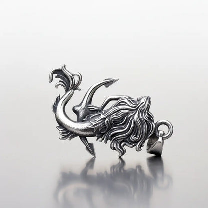 Vue de profil du pendentif Sirène des Mers, face arrière, sculpture détaillée aux reflets argentés.