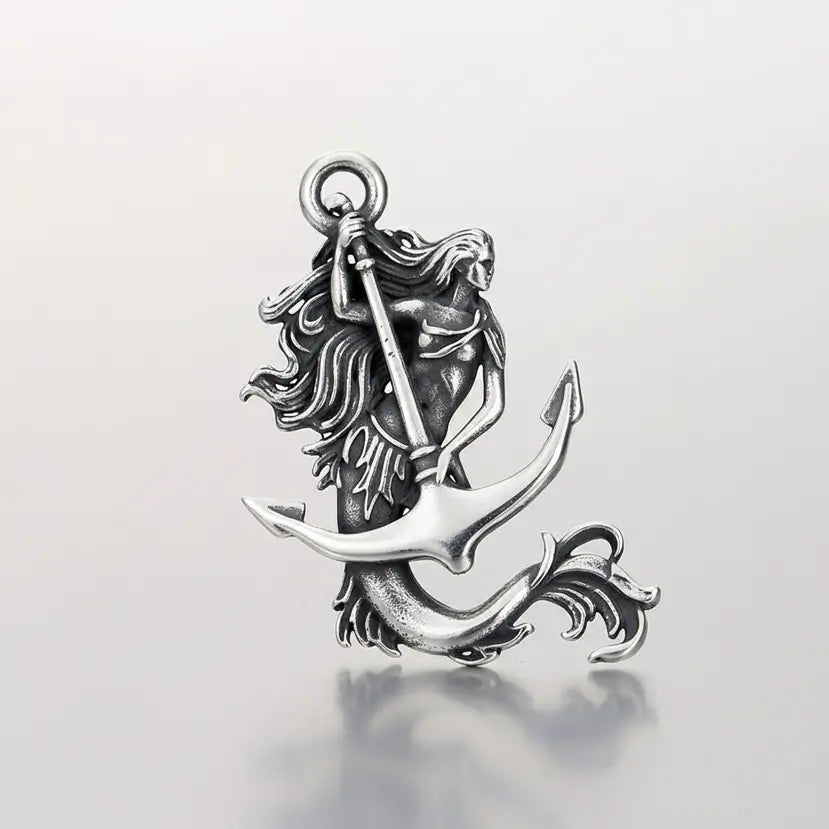 pendentif Sirène des Mers vu de face sur fond blanc, pendentif détaillé représentant une sirène et une ancre.