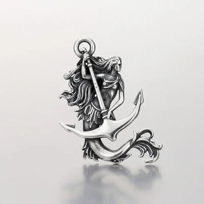 pendentif Sirène des Mers vu de face sur fond blanc, pendentif détaillé représentant une sirène et une ancre.