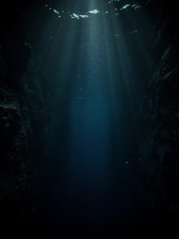 Image sous l'eau des profondeurs abyssales océaniques, ambiance inquiétante et sombre.