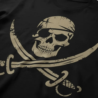 Gros plan sur le motif crâne maudit imprimé sur t-shirt pirate noir.