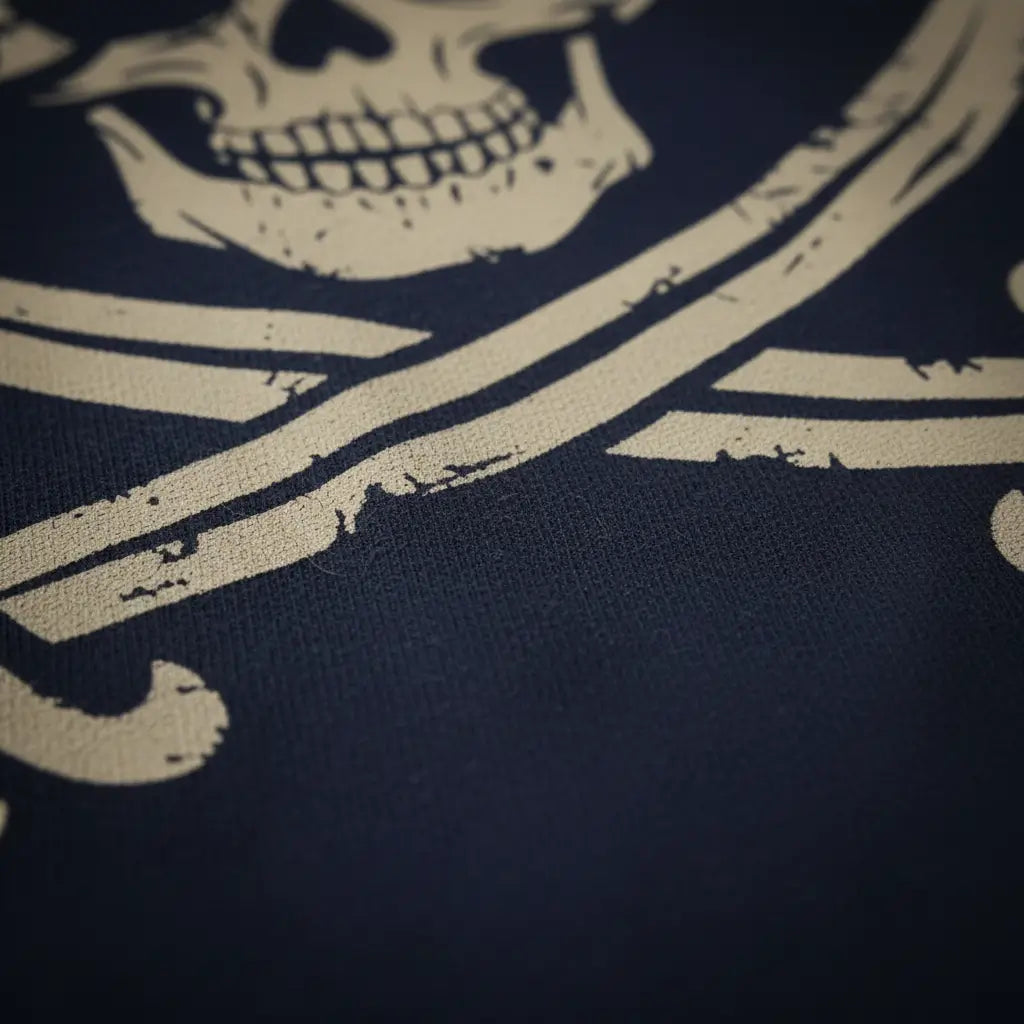 Détail de l’impression et du tissu du t-shirt crâne maudit et des sabres sur t-shirt pirate bleu.
