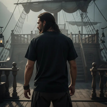 Vue de dos du t-shirt pirate du crâne maudit porté sur un navire.