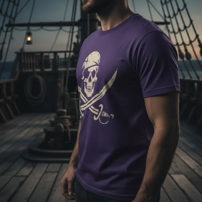 Gros plan sur le t-shirt pirate du crâne maudit violet porté sur un navire pirate.