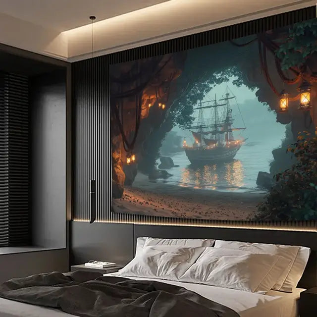 Tapisserie de la Crique Oubliée dans une chambre moderne, navire fantôme sur mer brumeuse.